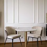 Design Luxury Apartment Near The City Center